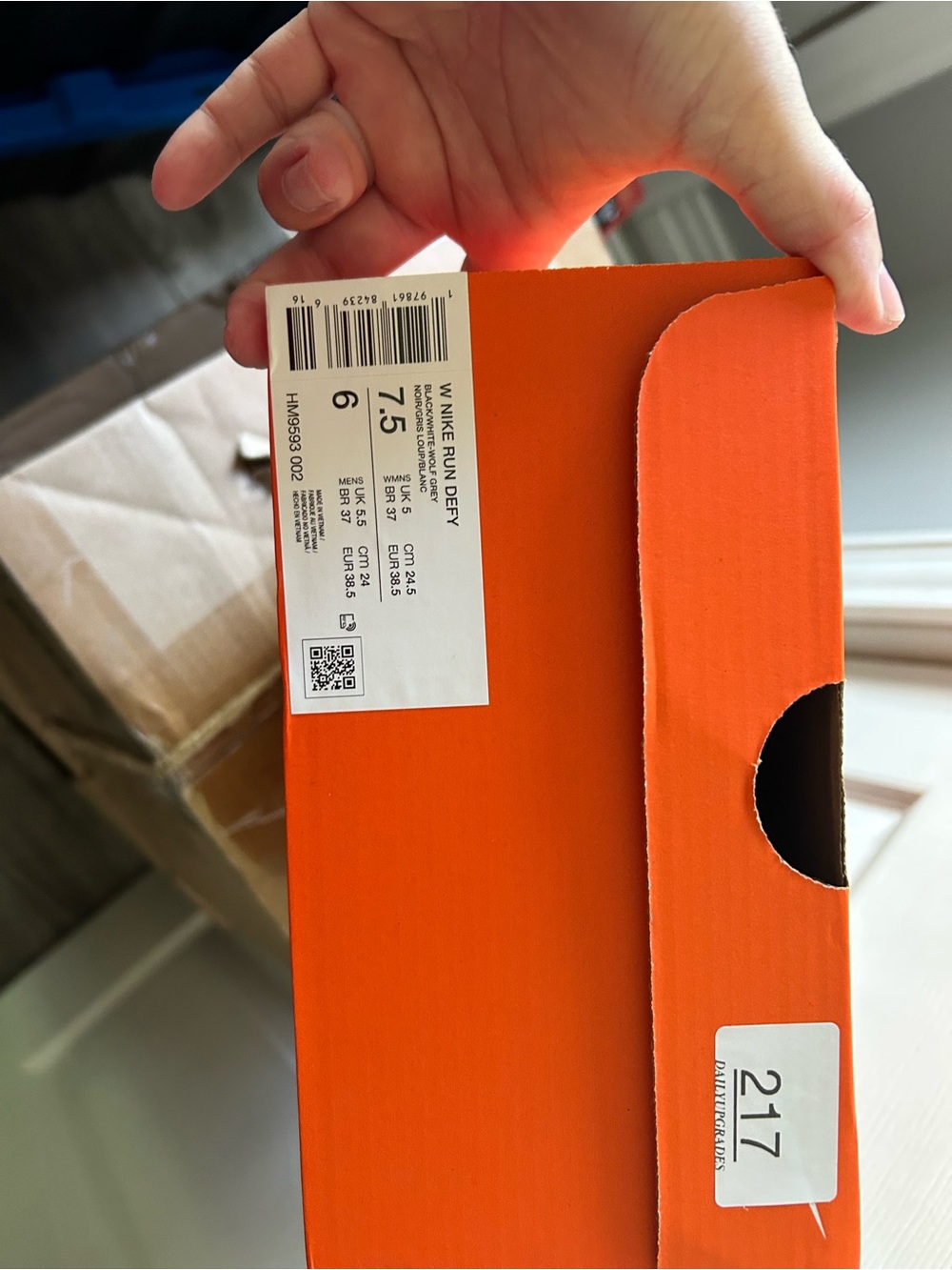 Nike comfortable woman running shoe size 7.5 - Picture 3 of 6